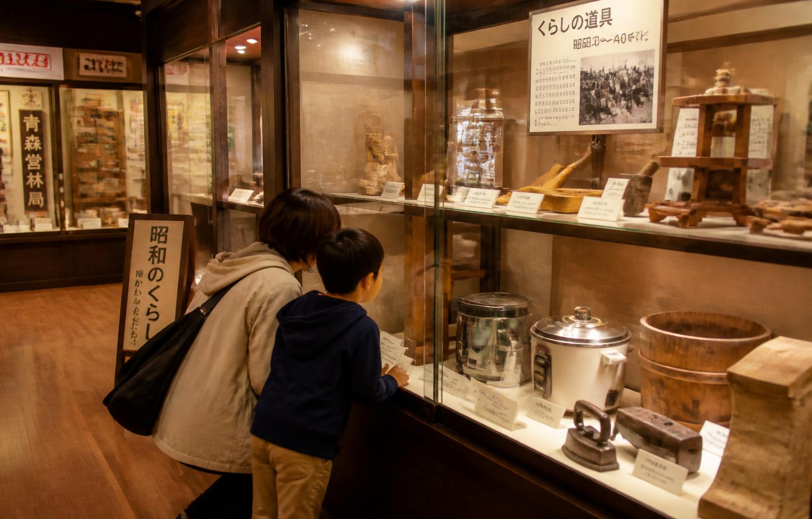 親子で展示を眺める館内の様子